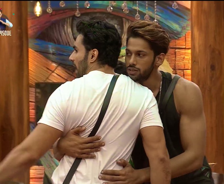 GirlBoss_Azila's tweet photo. Loved how #BaseerAli highlighted the truth to that #AbhishekBajaj isn’t demanding extra, he’s asking for his haq. 

The same guy who was ready to sacrifice his veg meal for non-veg the other day 🫡
 
Pure class in pointing it out 👏🏻 #BiggBoss19 #BaseeBob https://t.co/58UxJJgt4r