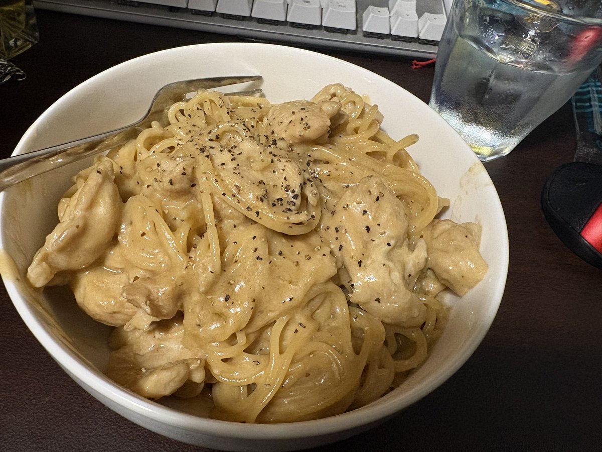 まじ引っ越してから4~5回目くらいのパスタ！
この時間にカロリー爆弾食べてます
(☞  '▽')☞痩せろ