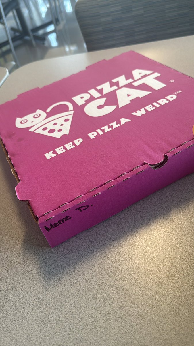 Just_shiara's tweet image. I dnt even eat pizza like that but shit fire 🔥 #pizzacat