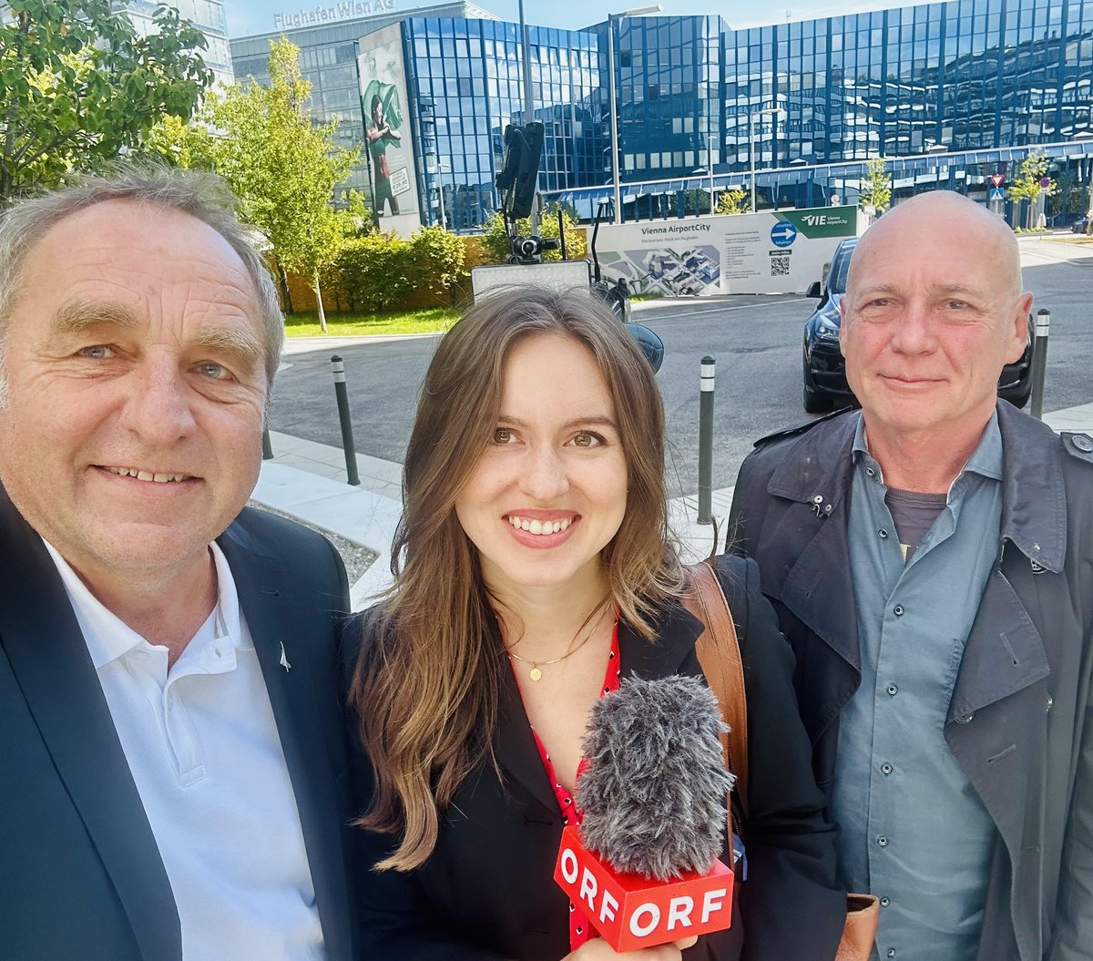 HofmannAviation's tweet image. #TVwork today with ORF ZiB2 here at Vienna Airport. I was talking with Mona Harfmann not only about the LCC development here in Vienna, but also the wet-lease quota of aircraft within the Lufthansa Group and especially at Austrian Airlines. On air, on Sunday.