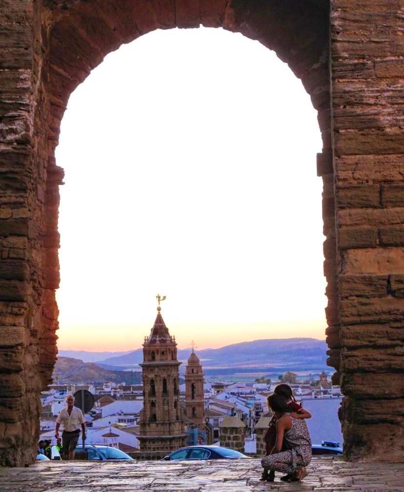 🧳 ¿Y si este finde...?
Déjate atrapar por la belleza del recinto monumental de #Antequera, en la parte alta de la ciudad

Te lo podemos contar
pero tienes que vivirlo

ℹ️ Consulta todo en:
turismo.antequera.es

❤️ #SomosAntequera 
📸 entre_escombros
