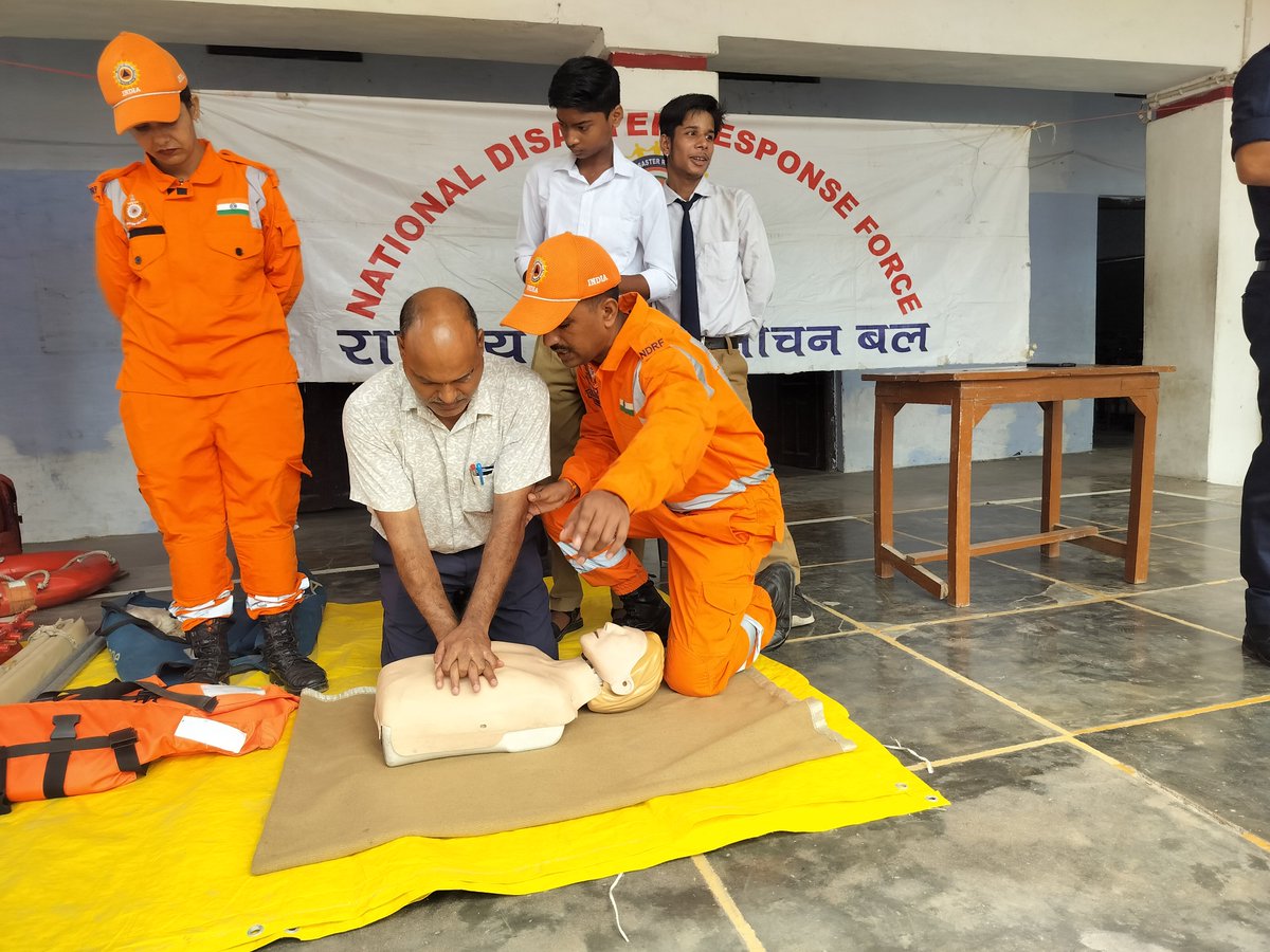08NDRF's tweet image. &quot;ऐसे कार्यक्रम छात्रों को केवल जागरूक नहीं बनाते, बल्कि उन्हें समाज के लिए जिम्मेदार नागरिक भी बनाते हैं। 
संकल्प हमारा - 🔸आपदा सेवा सदैव सर्वत्र
 #NDRF #SSP #फर्रुखाबाद#K R Rastogi इंटर कॉलेज