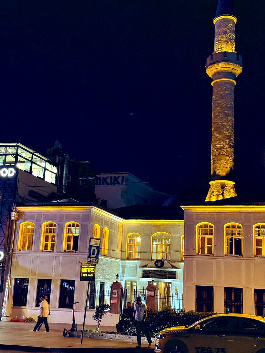 Müslüman bir kimse mescitleri namaz ve zikir için kendine yer-yurt edindiğinde, 
Allah  (cc) onun bu durumuna, gurbetten dönen kişiye ailesinin sevindiği gibi sevinir.” (İbn Mâce)