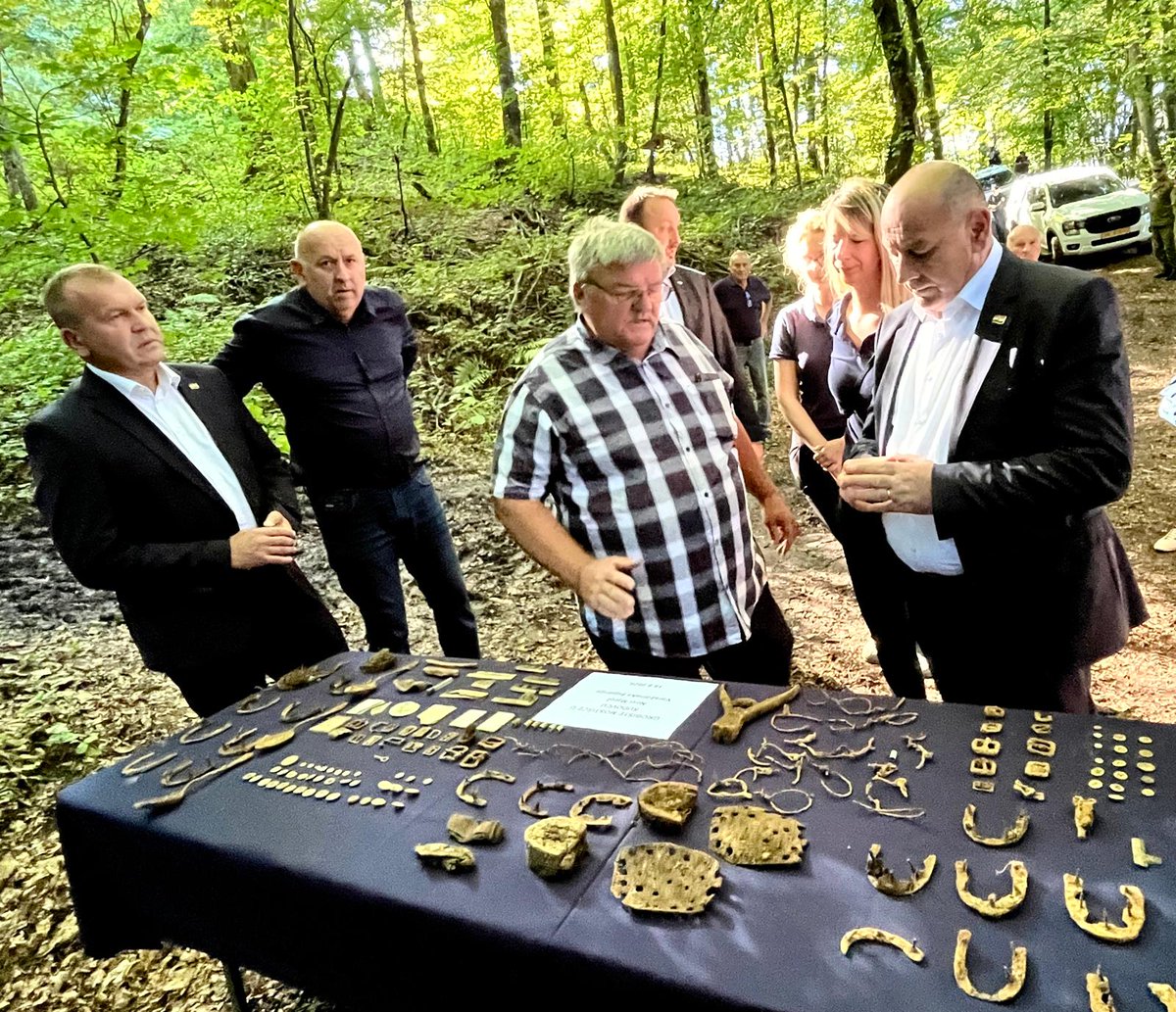 tomo_medved's tweet photo. Danas sam obišao lokacije kod Novog Marofa na kojima smo pronašli posmrtne ostatke žrtava iz 2. svjetskog rata i poraća na području Možđenca, gdje smo ujedno odali počast kod spomen-obilježja žrtvama iz tog razdoblja.
Do sada smo iz dvije grobne jame ekshumirali posmrtne ostatke 36 žrtava, među kojima je i jedna žena. Radi se pretežno o mlađim osobama u dobi od 20 do 45 godina, a tri osobe bile su mlađe od 20 godina. Na temelju pronađenih predmeta i vidljivih ozljeda jasno je da su svi nasilno ubijeni.
Nastavljamo s terenskim istraživanjima u potrazi za posmrtnim ostacima žrtava iz 2. svjetskog rata, kao i tragati za nestalima u Domovinskom ratu, jer naša je obveza pronaći sve žrtve, provesti ekshumaciju i omogućiti im dostojanstven posljednji ispraćaj.