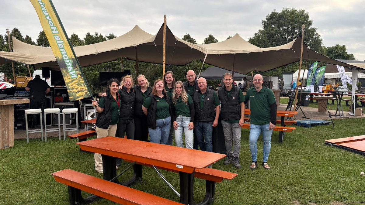 De eerste #nationalehoveniersdag is voorbij! Wat een geweldige dag! Heel veel dank aan alle bezoekers, standhouders en Bloemenpark Appeltern. Volgend jaar weer...?

Enkele bezoekjes hebben de socials niet gehaald. Check dus snel het artikel: nationalehoveniersdag.nl/article/51423/…