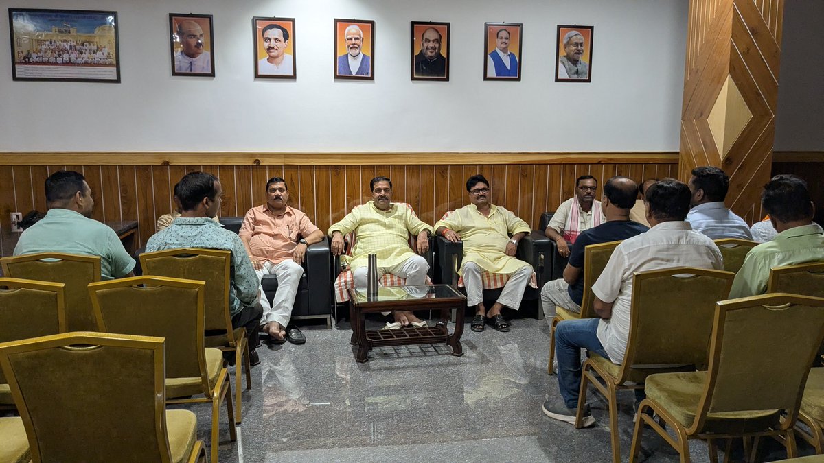 आज मेरे बंजारी स्थित आवासीय कार्यालय पर आगामी विधानसभा चुनाव 2025 को लेकर एक महत्वपूर्ण और सार्थक चर्चा सम्पन्न हुई। इस विचार-विमर्श में संगठन को मजबूत करने, जनसंपर्क को सशक्त बनाने एवं जनहित से जुड़ी नीतियों को धरातल पर उतारने को लेकर गंभीर चर्चा हुई।

इस अवसर पर मेरे साथ बिहार