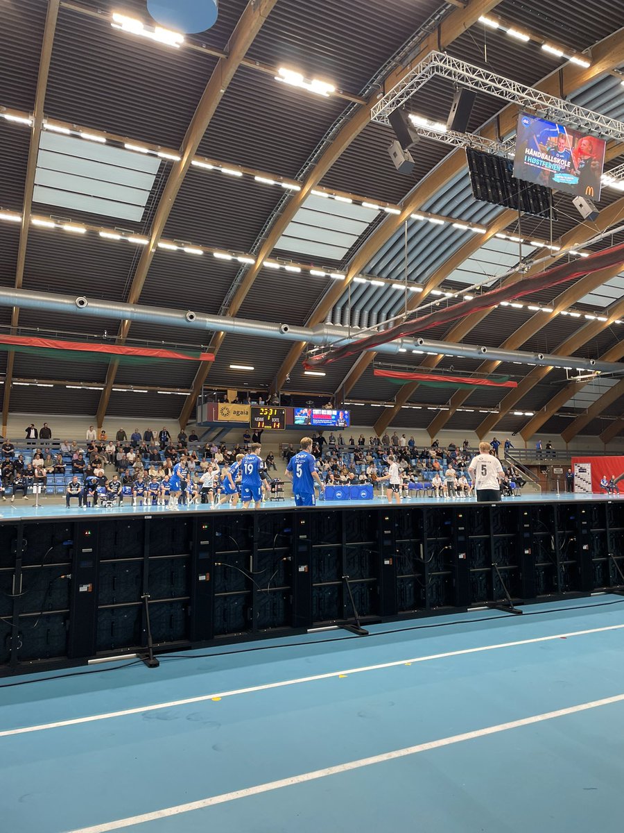 Når drammen trenge hjelp av speakeren for å få opp stemningen 😳 #flaut #shkteegdør