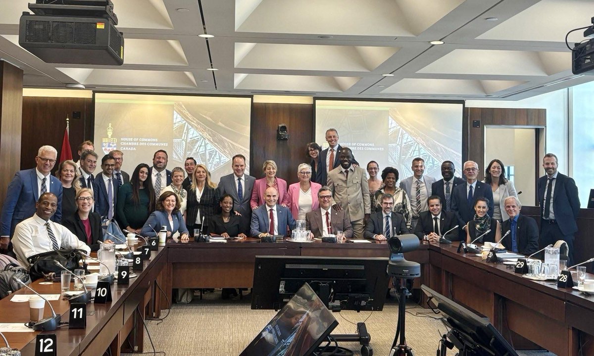 Heureux d’être de retour sur la Colline du Parlement pour la session d’automne.

Hier, mes collegues du Québec et moi nous sommes réuni-e-s pour notre caucus hebdomadaire du mercredi matin.

J’ai hâte d’être à Ottawa et de reprendre le travail parlementaire.