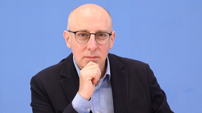 Bir başarı hikayesi! 
Sinan Selen, Alman istihbaratının başında. 
Almanya'da, Anayasayı Koruma Teşkilatı'nın başkanlığına 1972 yılında İstanbul’da doğan ve henüz dört yaşında iken ailesiyle birlikte Almanya’ya göç eden Sinan Selen getirildi.

www1.wdr.de/radio/cosmo/pr…