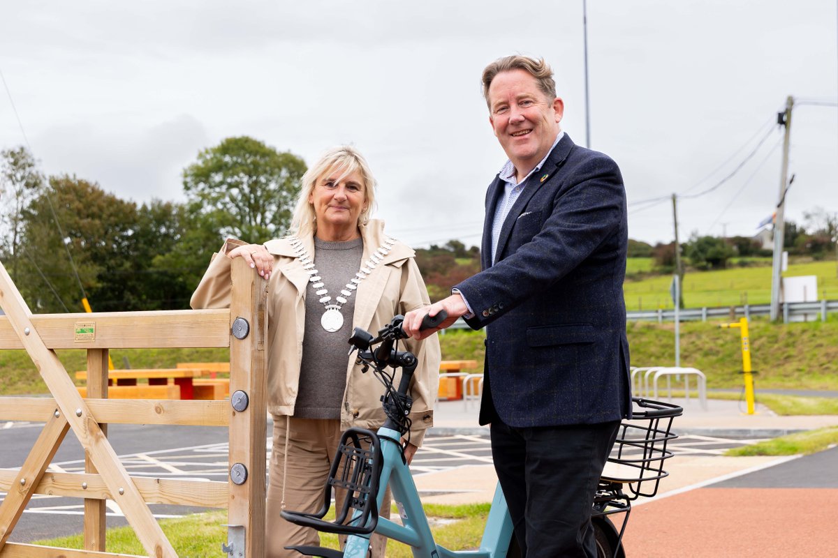 Dept_Transport's tweet image. 🚴 Minister @DarraghOBrienTD opened the N71 Active Travel schemes in Bandon and Clonakilty yesterday.
This will deliver safer routes for students traveling to school as well as more sustainable options for short local journeys.
@Corkcoco @TFISmartTravel
#YourJourneyCounts
