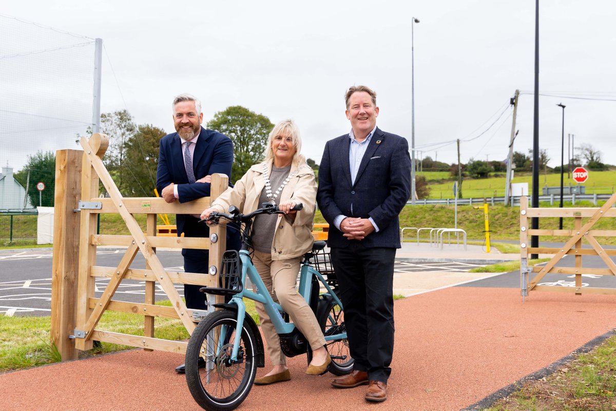 Dept_Transport's tweet image. 🚴 Minister @DarraghOBrienTD opened the N71 Active Travel schemes in Bandon and Clonakilty yesterday.
This will deliver safer routes for students traveling to school as well as more sustainable options for short local journeys.
@Corkcoco @TFISmartTravel
#YourJourneyCounts