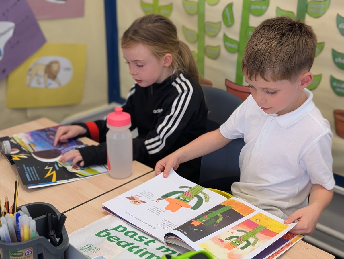 InchturePrimary's tweet image. P2/3 enjoyed exploring their #ReadWriteCount bags they received today from @scottishbktrust @scotgov @EducationScot 📚📝🧮  #TeamInchture #focusing #curiosity #sensemaking #Article3 #Article17 #Article28