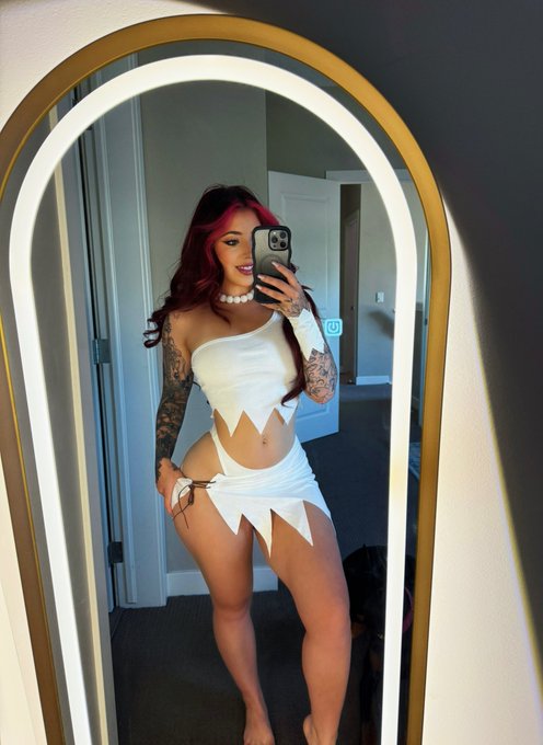 Watch QueenSylvieMarie's leaked NSFW photo on TwXstars