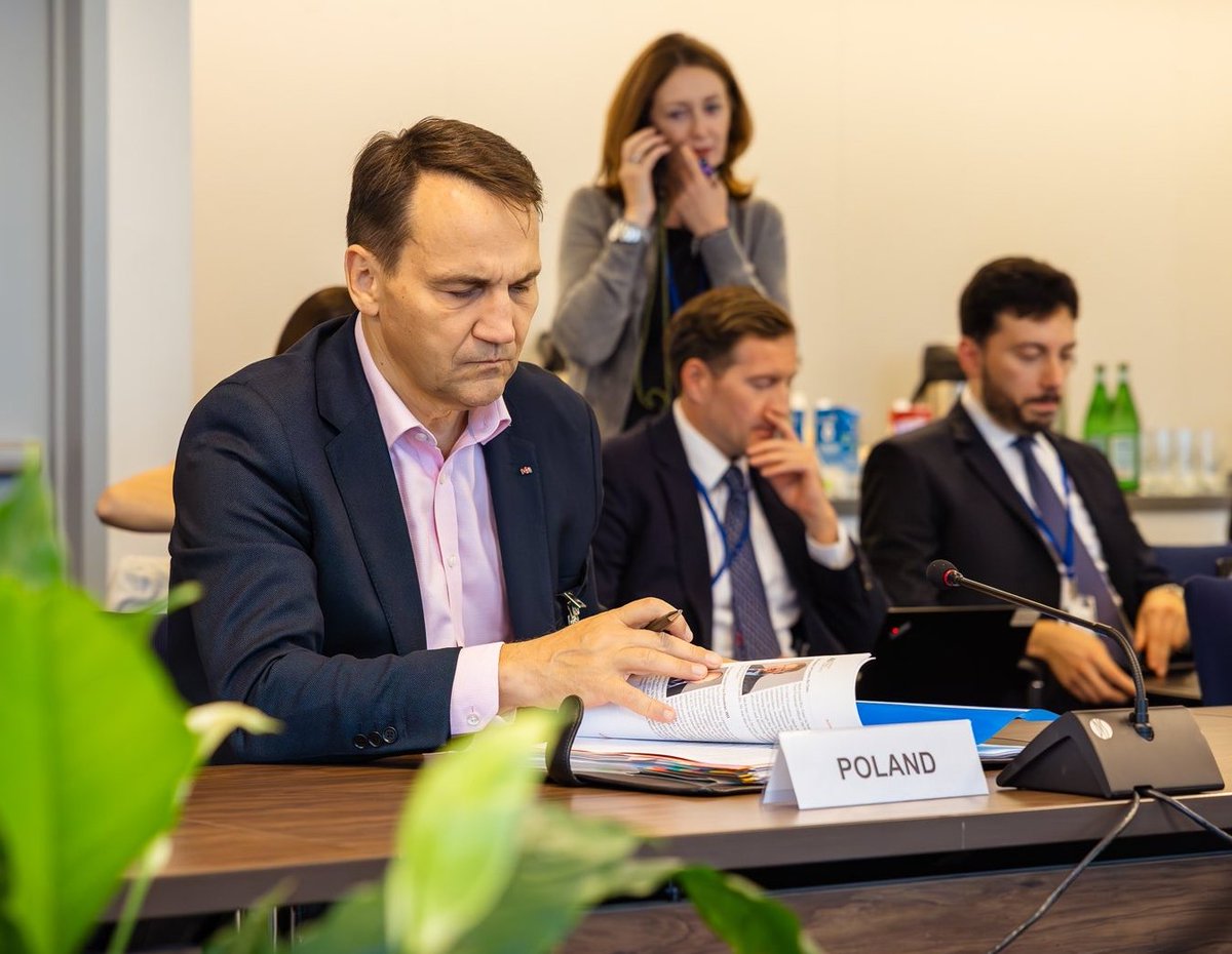 Radosław Sikorski jest najlepszym ministrem spraw zagranicznych w historii Polski. 🇵🇱❤️
PROSZĘ O RT!