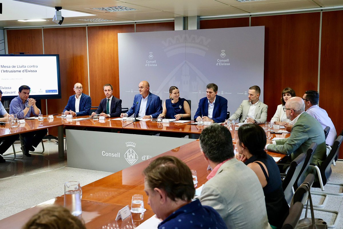 MargaProhens's tweet photo. Les Illes Balears i Eivissa som pioneres a tot l’Estat: Eivissa és la primera illa on Airbnb elimina tota l’oferta il·legal, amb la reducció de 14.532 places irregulars. Cada dia, 4.900 persones que abans s’allotjaven en oferta il·legal ho fan ara en oferta reglada. Perquè si hi ha alguna oferta turística que ha de decréixer a les nostres illes, és aquesta. Una fita que s’estendrà el pròxim mes d’octubre a la resta d’illes amb la feina dels consells insulars. 

Davant titulars buits, presentam fets. Després de quatre anys de solitud, el @Consell_Eivissa, ara sí, ha comptat amb la col·laboració del Govern: destinant, per primera vegada, recursos de l’Impost de Turisme Sostenible, 4,25 milions d’euros, a l’augment del cos d’inspecció i d’instrucció d’expedients, i a la inversió en tecnologia per a la detecció.

També amb modificacions legislatives que ja han permès precintar oferta il·legal a Eivissa i amb el decret de contenció, que ha incrementat les sancions contra l’oferta il·legal fins als 500.000 euros.

La meva enhorabona al Consell d’Eivissa per haver liderat, des del principi, aquesta lluita, amb l’experiència acumulada durant els quatre anys de la legislatura passada. I també gràcies a Airbnb per la col·laboració publicoprivada, que ha estat imprescindible.