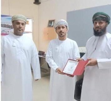 🔴 #فريق_الحدة_الإعلامي |
مدرسة السلطان تركي بن سعيد تعزز الهوية الوطنية من خلال محاضرة عن السمت العُماني. 

سالم بن حمد الساعدي <a href="/alftaalsamer/">سالم حمد الساعدي🇴🇲</a>

في إطار الشراكة المجتمعية وحرصا على غرس قيم المواطنة والاعتزاز بالهوية الوطنية، نظمت مدرسة السلطان تركي بن سعيد للتعليم الأساسي (9–12)