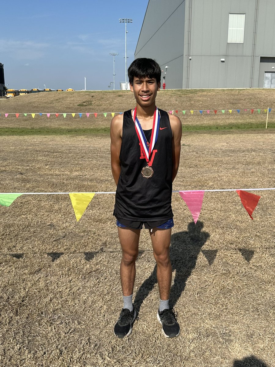 Special shout-out to Sophomore Michael Guevara for medaling in the Varsity Boys 5K!  

A lot more great things should be in store in this young man’s budding athletic career. 🏃