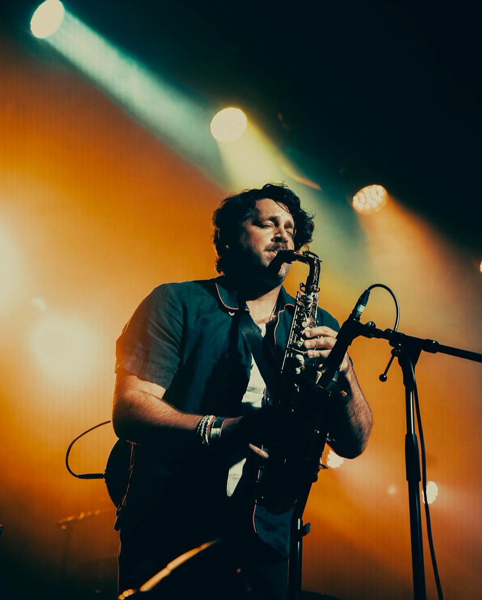 SomeKynedaMagic's tweet image. Working on my dating profile. How’s this?:

30-ish. Professional musician. Good with my hands. Jetsetter. Philly fan. Football and baseball enthusiast. My dog needs a mom.