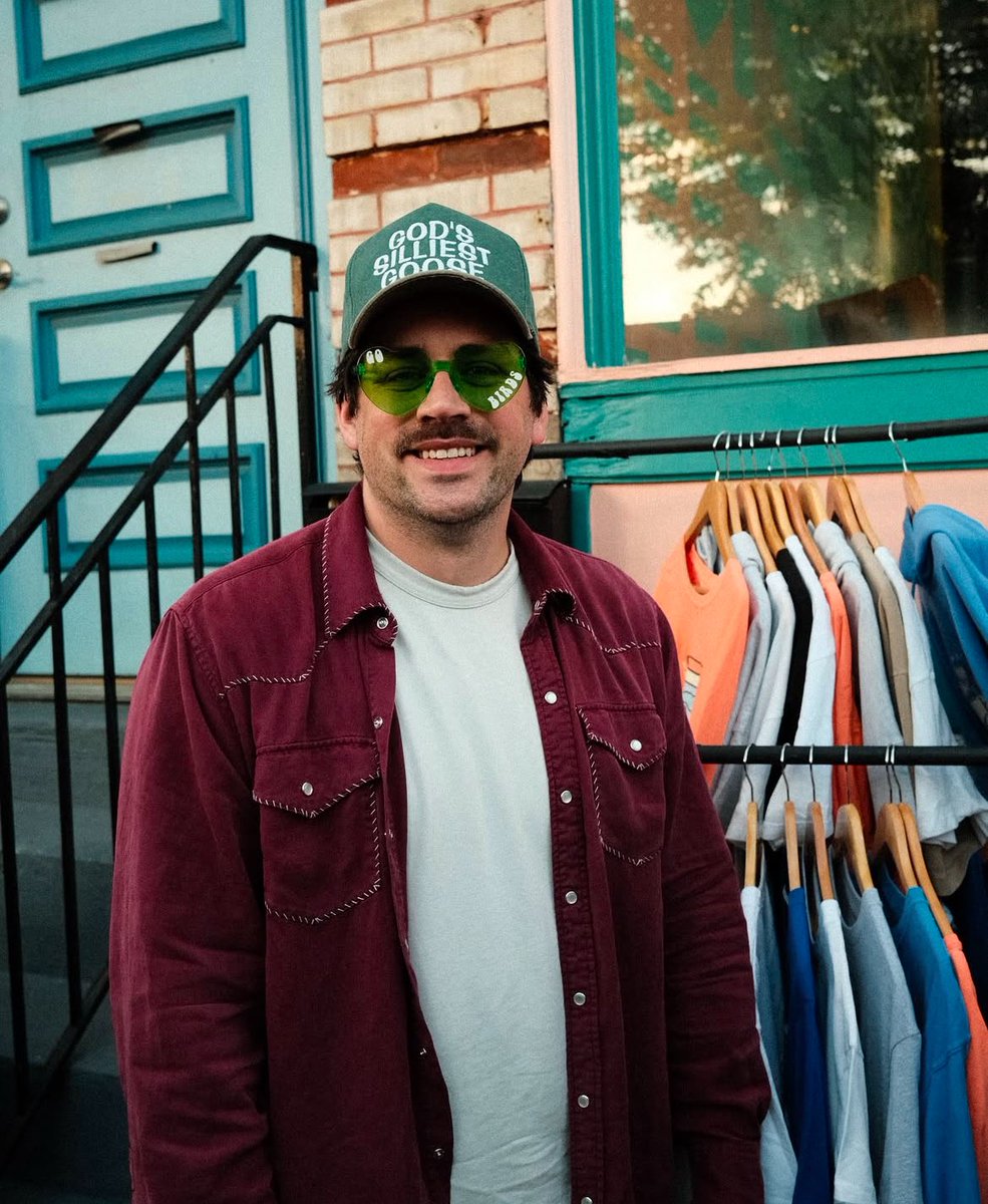 SomeKynedaMagic's tweet image. Working on my dating profile. How’s this?:

30-ish. Professional musician. Good with my hands. Jetsetter. Philly fan. Football and baseball enthusiast. My dog needs a mom.