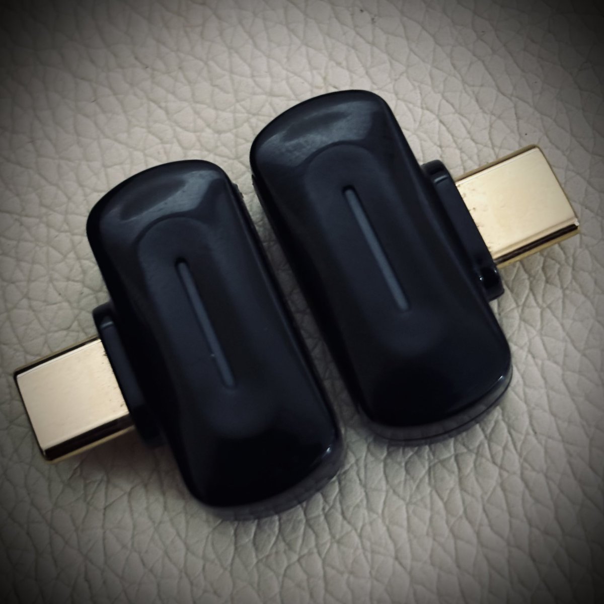 Platypus6's tweet photo. Fiio BT11、iOS26へのアップデートでiPhone、iPad共に本体側での音量変更が0か100かの2択になってしまった件、ファーム更新で修正されるのはいつになるのだろう。
イヤホン本体側で音量変更できないTWSとかは実質使用不可なのはさすがに痛い。 https://t.co/2e8QeBX8jb