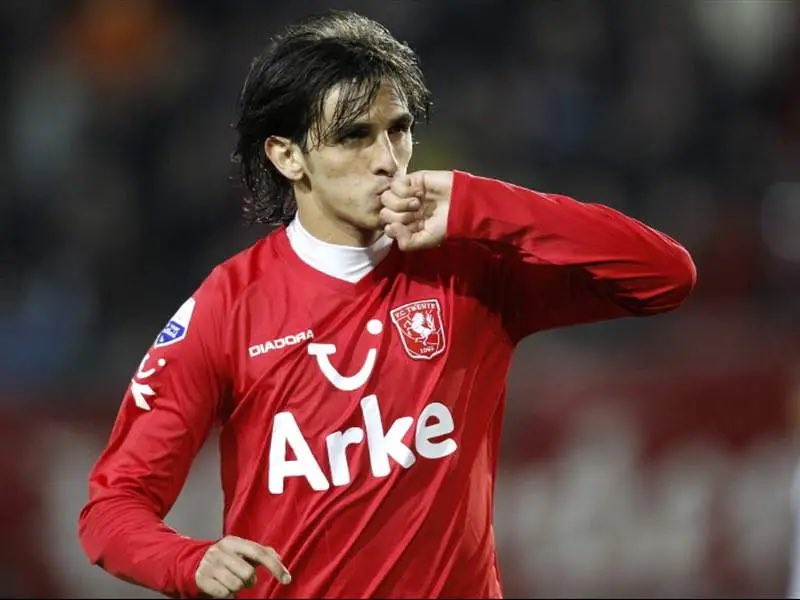 tdmascrc's tweet photo. ¿Drogba en el Chelsea o Diego Milito en el Inter? Yo soy más de Bryan Ruiz 2009-2010 en el Twente https://t.co/K2J92XXcnY