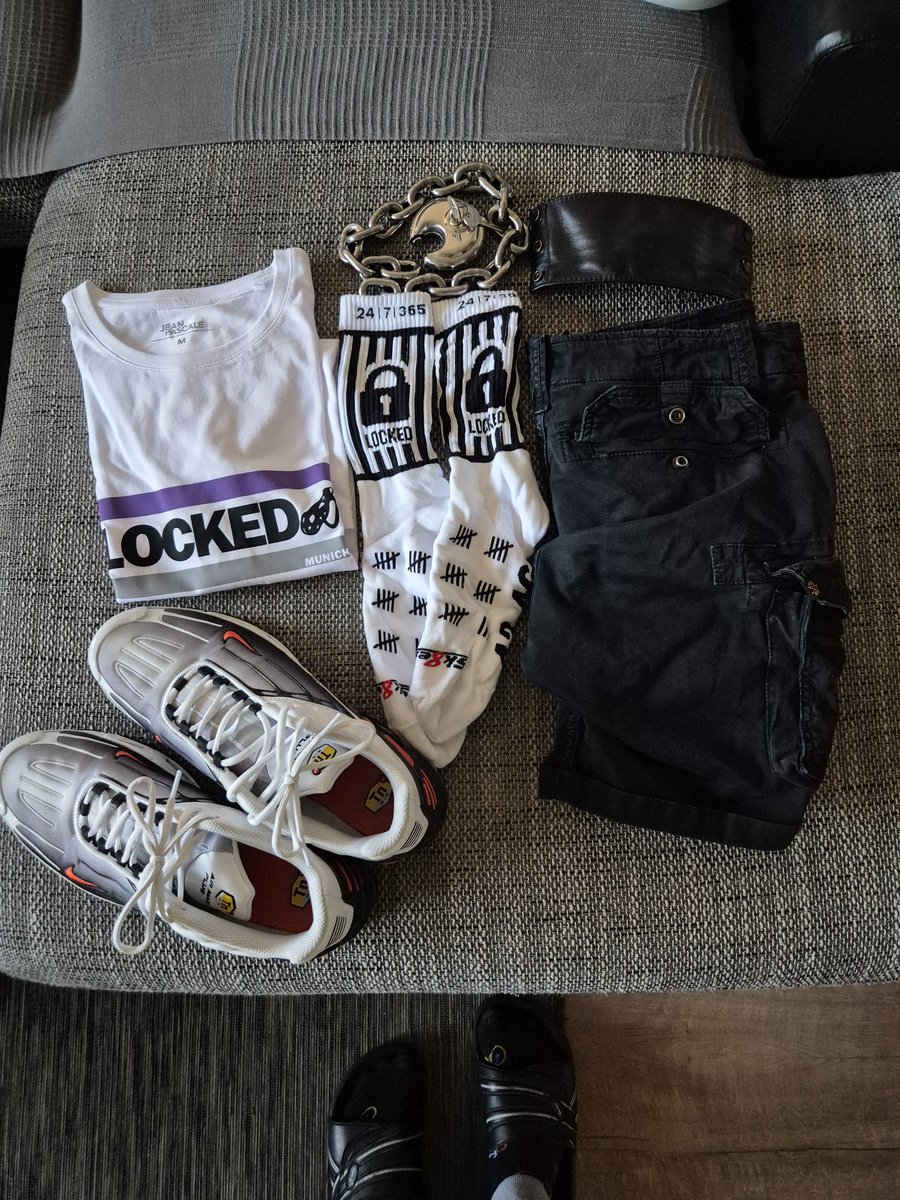 This outfit was laid out for me today so I could enjoy the meet and greet at the start of Oktoberfest. 
Thank you, Sir. 
#slave #sklave #teamlocked #chastity #locked