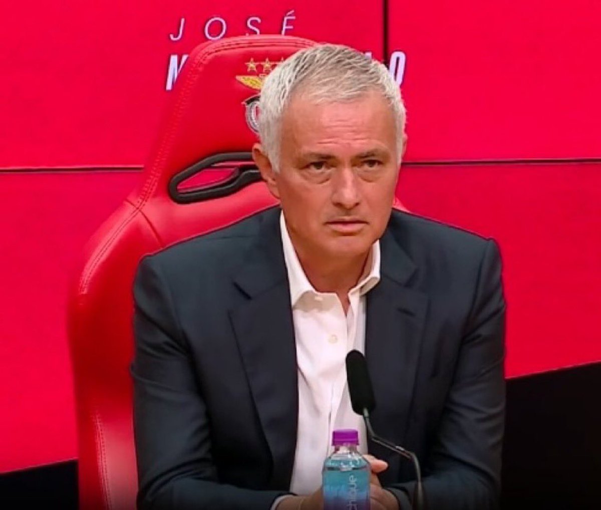 Mourinho: "Fenerbahçe'ye giderek hata yaptım, Benfica'ya dönerek kendi seviyeme geri döndüm."
Artı eski Mourinho değilsin. Çağ dışı futbolunla  kovulup tazminat almak artık amacın hale geldi. Senin gibi bitik seviyesiz bir adamı bu ülkeye getirmek büyük hataydı.