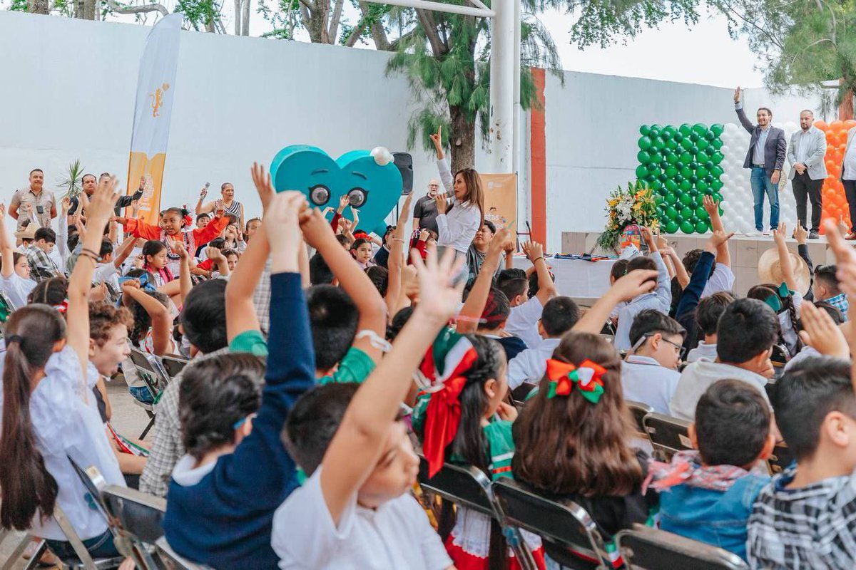 VeroDelgadilloG's tweet image. En Guadalajara todas las niñas, niños y adolescentes están recibiendo útiles, mochilas, uniformes y tenis gratuitos para que nadie se quede sin estudiar por falta de herramientas.

Gracias a nuestro Gobernador @PabloLemusN por ayudarnos a que esto sea posible. 

Así nos fue en la…