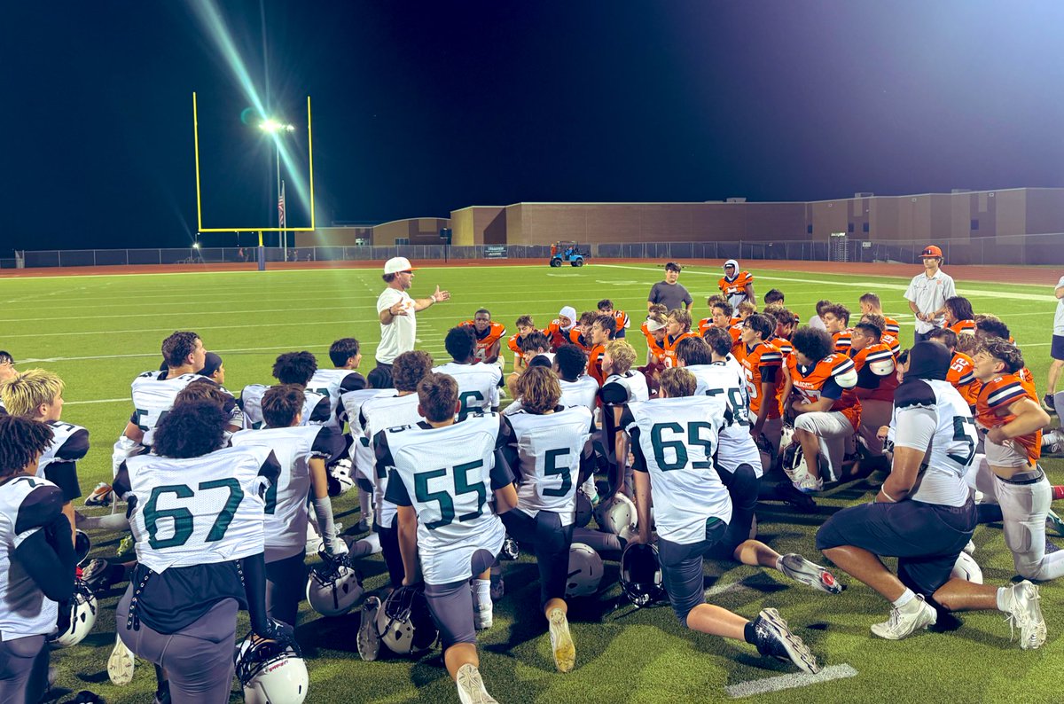 CoachBrooks22's tweet photo. Tuesday night was a blast! To be out on the field with Williams and Utley knowing that they are all future Jackets was amazing. What a great group of young men with a bright future ahead!
#JFND l #FutureJackets https://t.co/zd29lSj02P