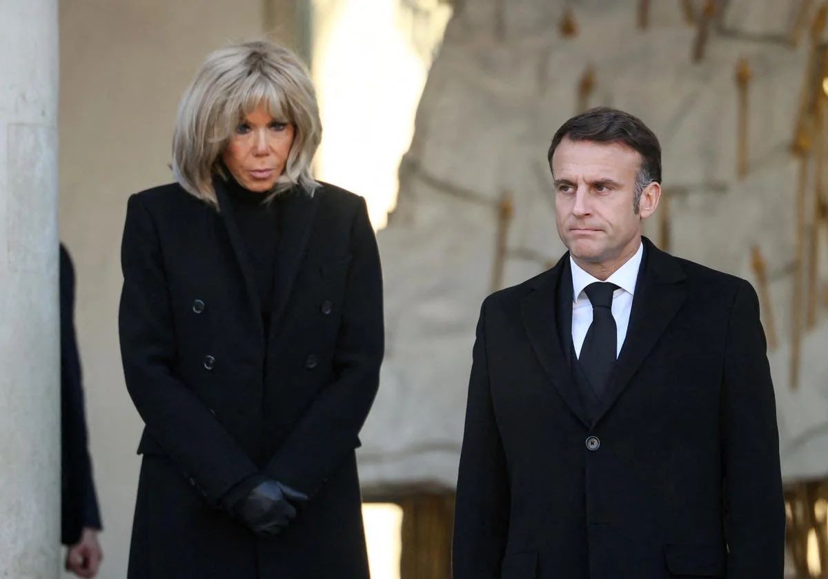 BitacoraOk's tweet photo. Macron y su esposa Brigitte denunciaron a una influencer francesa por difamarla con que ella "había nacido hombre" y que entregarán pruebas biológicas a la Justicia para “demostrar que siempre fue mujer” https://t.co/ckzgDVSQsk