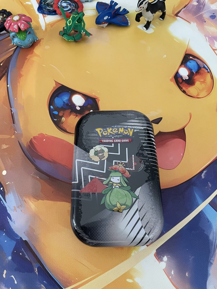 Cada dia se curran menos estas cosas… caja metalica que no parece ni metalica para venderte dos sobres de cartas pokemon tcg… que me la he comprado igual, pero con indignación 😌😌