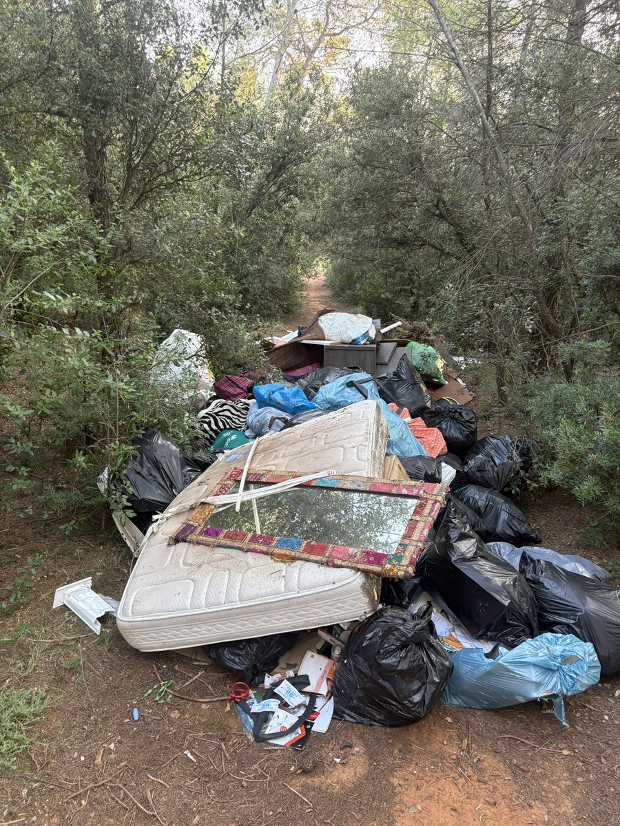 david74pool's tweet photo. @socmartafarres @Aj_Sabadell @erc_sbd Aixó és el rodal de Sabadell. És fastigós. Ho podeu netejar i investigar qui hi ha a  darrera? https://t.co/zJScMV8mwI