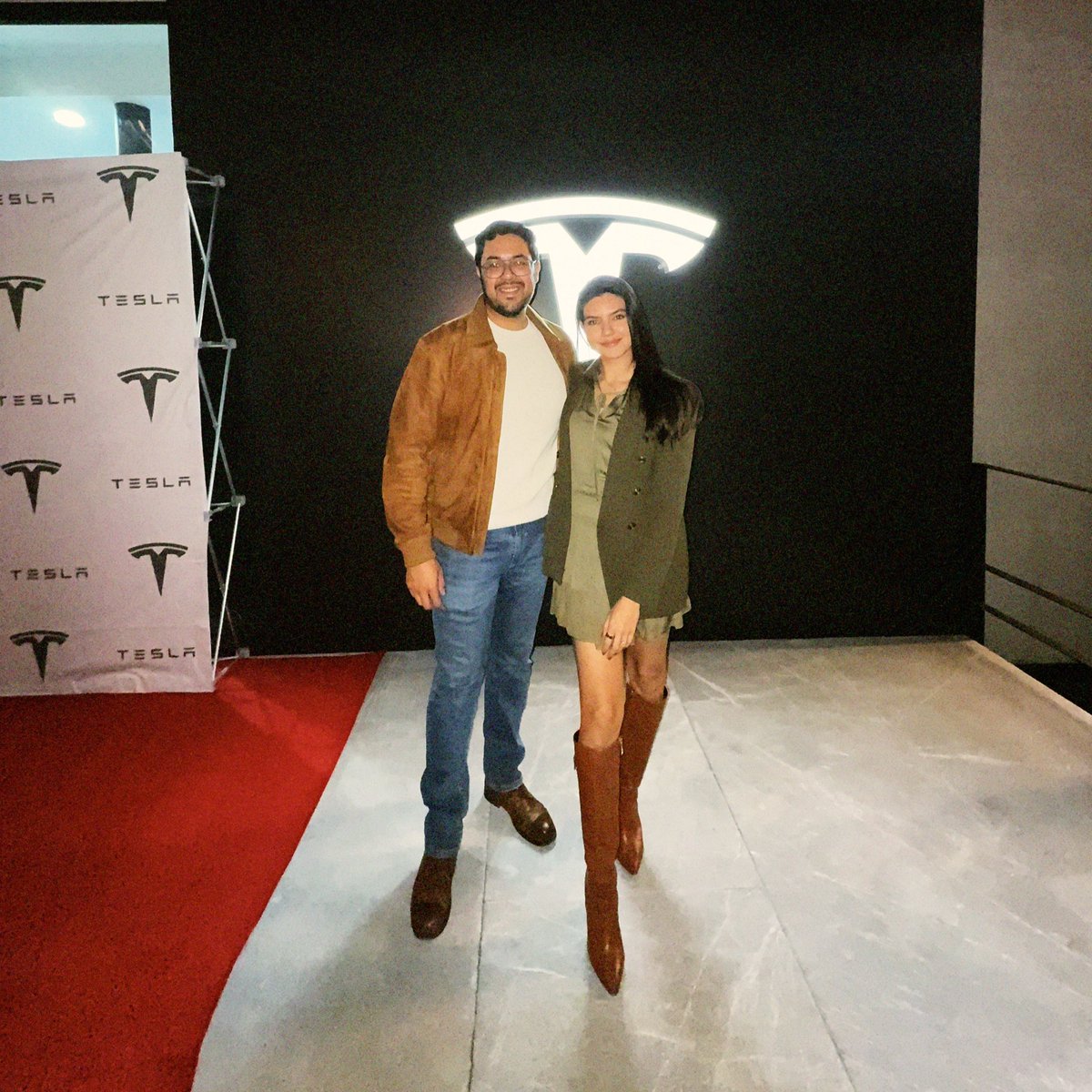 🚨Tenemos un nuevo showroom de Tesla al poniente de la Ciudad de México. Se encuentra en el centro comercial Paseo Arcos Bosques (edificio del pantalón) ofrece pruebas de manejo y centro de carga en el estacionamiento. Vecinos de la zona, dense una vuelta 😉