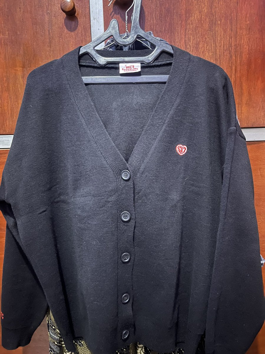 Utiiiii6's tweet photo. Wts stray kids chocolate factory cardigan #zonauang #StrayKids #stay #wts https://t.co/Eu93CH3Rxe