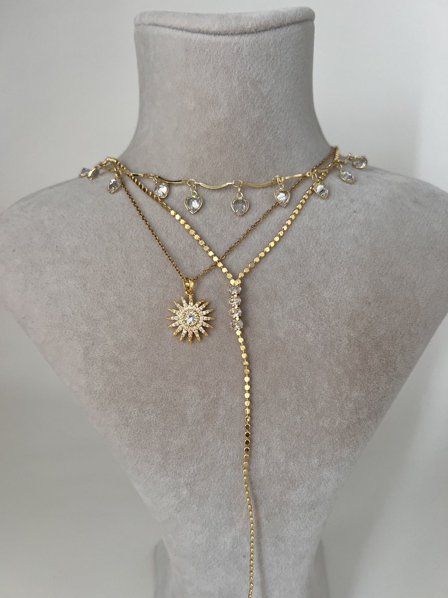 Bu tweeti beğen, yoruma beğendiğin kolye setini yaz ve bizden sürpriz DM bekle 💖