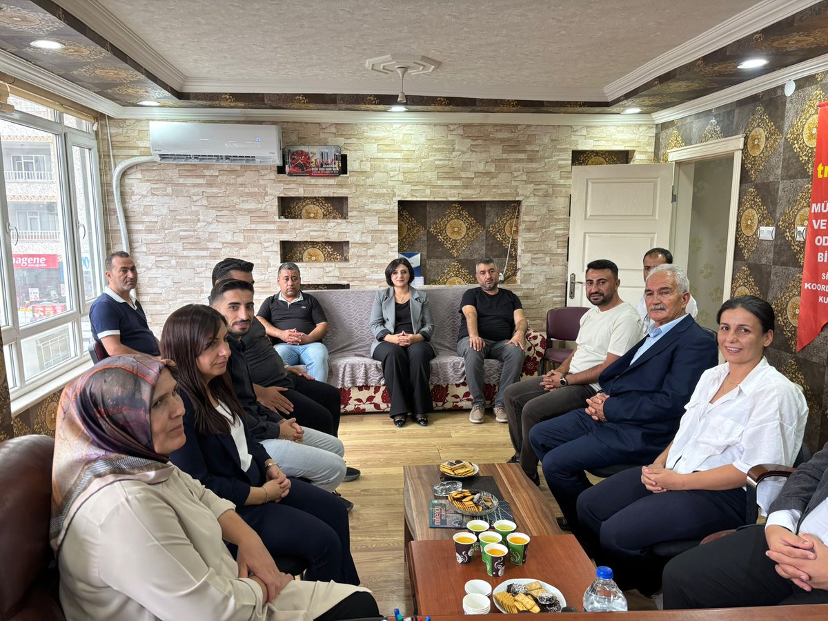 Siirt Dem Parti İl Örgütü, Milletvekili Sabahat Erdoğan Sarıtaş ve Siirt Belediye Eş Başkanı Sofya Alagaş TMMOB'u ziyaret ettiler. Nezaket ziyaretlerinden ötürü misafirlerimize teşekkür ederiz