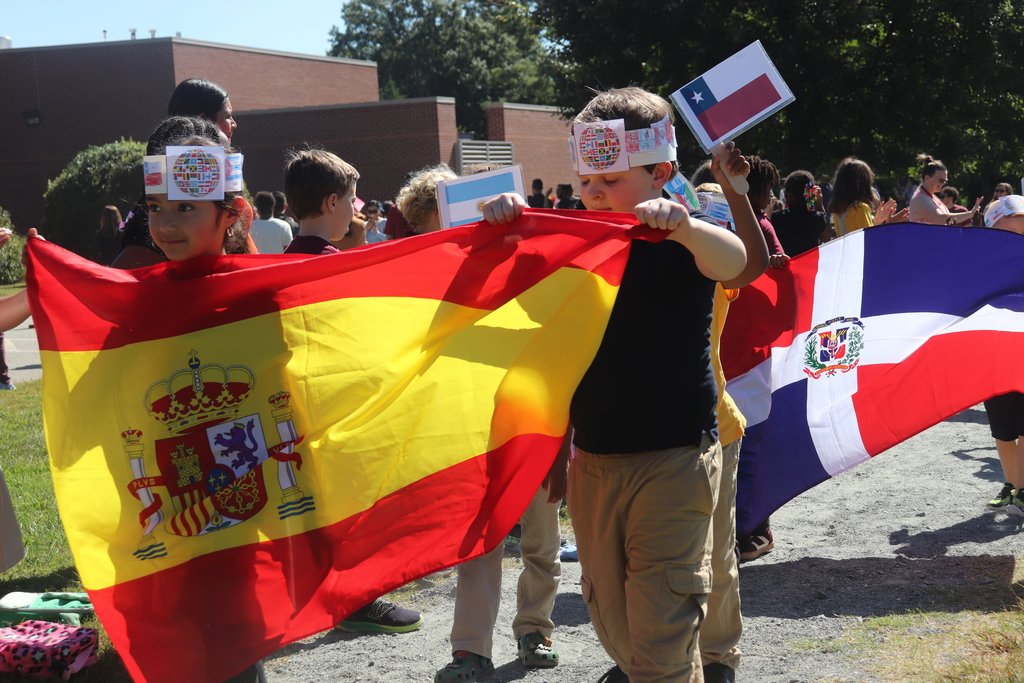 wsfcs's tweet photo. Speas Global Elementary School kicked off Hispanic Heritage Month with their annual parade on Thursday morning. Students represented Spanish-speaking countries around the world through costume as part of their "Who We Are" unit on world cultures.

#wsfcs https://t.co/8IGF51RYub
