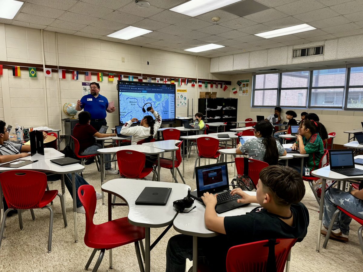 VaughanReads's tweet image. A big THANK YOU to Rob Nunez and his staff @harriscountypl High Meadows Branch for partnering with us to get library cards in the hands of our @HambrickMS_AISD Hawks! @aldinelibraries #librarycardsignupmonth