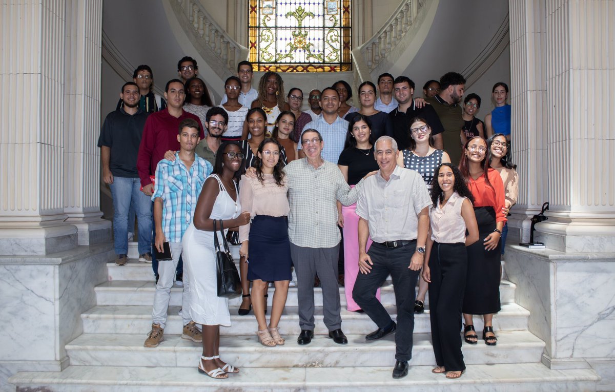 Muy contento de reunirme con egresados de <a href="/ISRICuba/">ISRI Cuba</a> que se incorporan al trabajo en <a href="/CubaMINREX/">Cancillería de Cuba</a> y formarán parte de nuestra #DiplomaciaRevolucionaria.

Los exhorté a continuar preparándose para defender en cualquier contexto la Patria, la Revolución y el Socialismo.