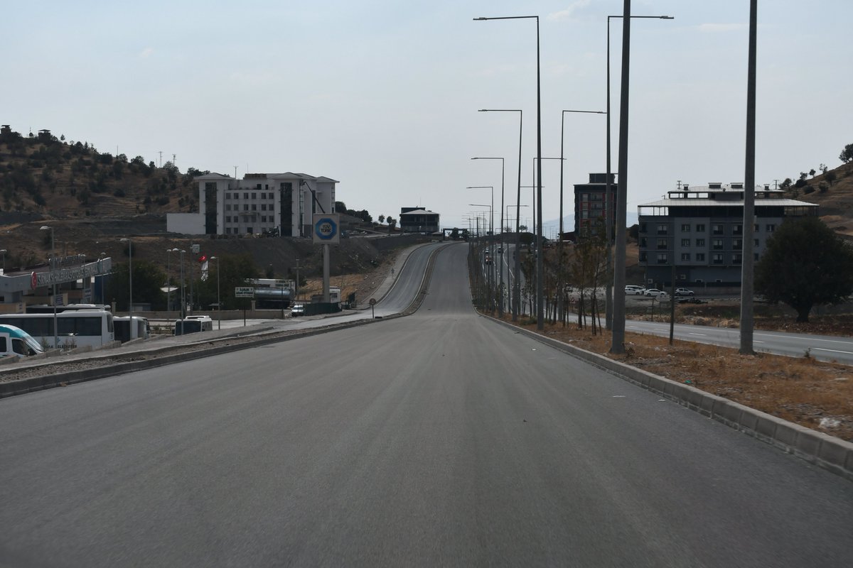 TatarArslan's tweet photo. Şırnak – Cizre Yolumuzun Asfaltlama Çalışmaları Tamamlandı

Bugün itibarıyla Şırnak – Cizre yolumuzun asfaltlama çalışmaları tamamlanmış, hemşehrilerimizin hizmetine sunulmuştur.

Şırnak’ımızın hak ettiği yatırımları birer birer hayata geçirmenin mutluluğunu yaşıyoruz. İlimizin ulaşım altyapısını güçlendirmek, hemşehrilerimize daha güvenli ve konforlu bir ulaşım sağlamak için var gücümüzle çalışmaya devam edeceğiz.

Bu önemli hizmetin gerçekleşmesinde emeği geçen başta Ulaştırma ve Altyapı Bakanımız Sayın @a_uraloglu ’na, Karayollarımıza ve yüklenici firmaya teşekkür ediyor, yolumuzun tüm hemşehrilerimize hayırlı olmasını diliyorum.

@UABakanligi