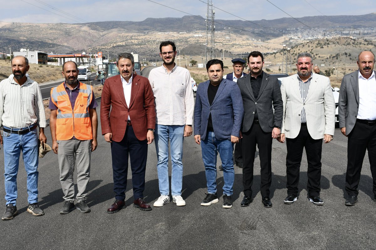 TatarArslan's tweet photo. Şırnak – Cizre Yolumuzun Asfaltlama Çalışmaları Tamamlandı

Bugün itibarıyla Şırnak – Cizre yolumuzun asfaltlama çalışmaları tamamlanmış, hemşehrilerimizin hizmetine sunulmuştur.

Şırnak’ımızın hak ettiği yatırımları birer birer hayata geçirmenin mutluluğunu yaşıyoruz. İlimizin ulaşım altyapısını güçlendirmek, hemşehrilerimize daha güvenli ve konforlu bir ulaşım sağlamak için var gücümüzle çalışmaya devam edeceğiz.

Bu önemli hizmetin gerçekleşmesinde emeği geçen başta Ulaştırma ve Altyapı Bakanımız Sayın @a_uraloglu ’na, Karayollarımıza ve yüklenici firmaya teşekkür ediyor, yolumuzun tüm hemşehrilerimize hayırlı olmasını diliyorum.

@UABakanligi