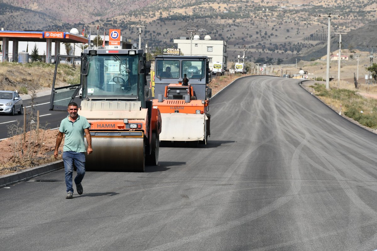 TatarArslan's tweet photo. Şırnak – Cizre Yolumuzun Asfaltlama Çalışmaları Tamamlandı

Bugün itibarıyla Şırnak – Cizre yolumuzun asfaltlama çalışmaları tamamlanmış, hemşehrilerimizin hizmetine sunulmuştur.

Şırnak’ımızın hak ettiği yatırımları birer birer hayata geçirmenin mutluluğunu yaşıyoruz. İlimizin ulaşım altyapısını güçlendirmek, hemşehrilerimize daha güvenli ve konforlu bir ulaşım sağlamak için var gücümüzle çalışmaya devam edeceğiz.

Bu önemli hizmetin gerçekleşmesinde emeği geçen başta Ulaştırma ve Altyapı Bakanımız Sayın @a_uraloglu ’na, Karayollarımıza ve yüklenici firmaya teşekkür ediyor, yolumuzun tüm hemşehrilerimize hayırlı olmasını diliyorum.

@UABakanligi