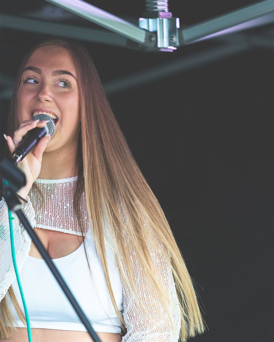 Bethany Grace proving why the Busker Stage is pure magic ❤️ #DonnyFest2025