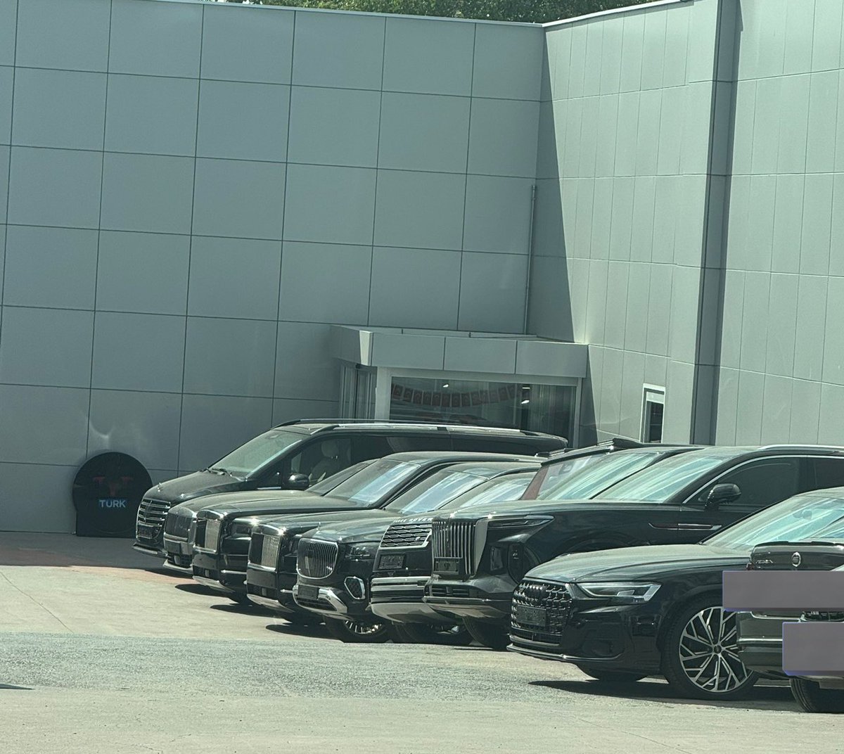 Peki TYT Türk isimli televizyon kanalının otoparkında bulunan servet değerindeki bu plakasız lüks araçlar kime ait?