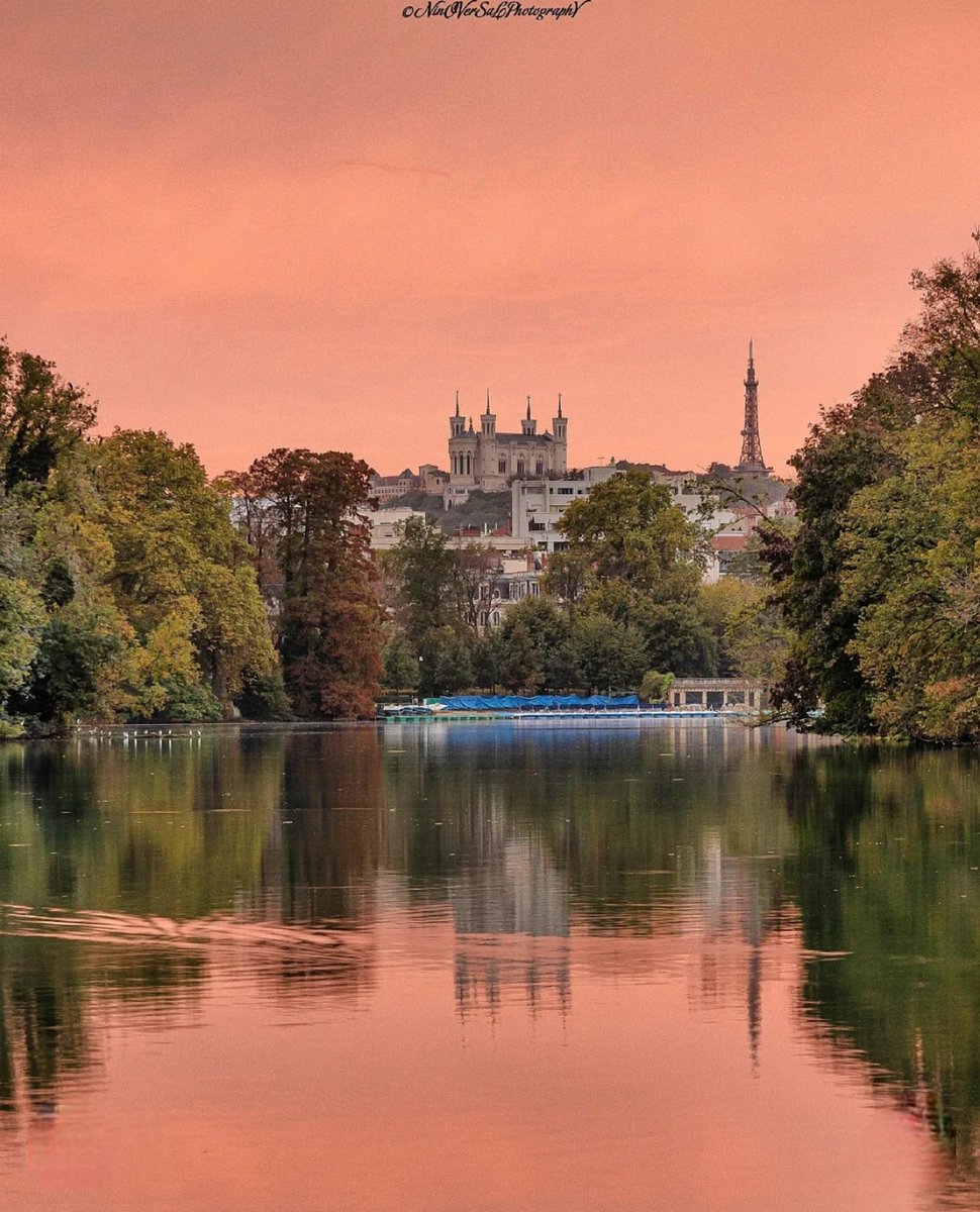Lugdunum, la belle quelque soit les saisons surtout quand dame nature décide de porter une robe d'une couleur magnifique 😍 🦁

Par ©️ Ninoversalphotography (Instagram /Facebook)

#Lyon #picoftheday #pictureoftheday #photooftheday #photography #sunset