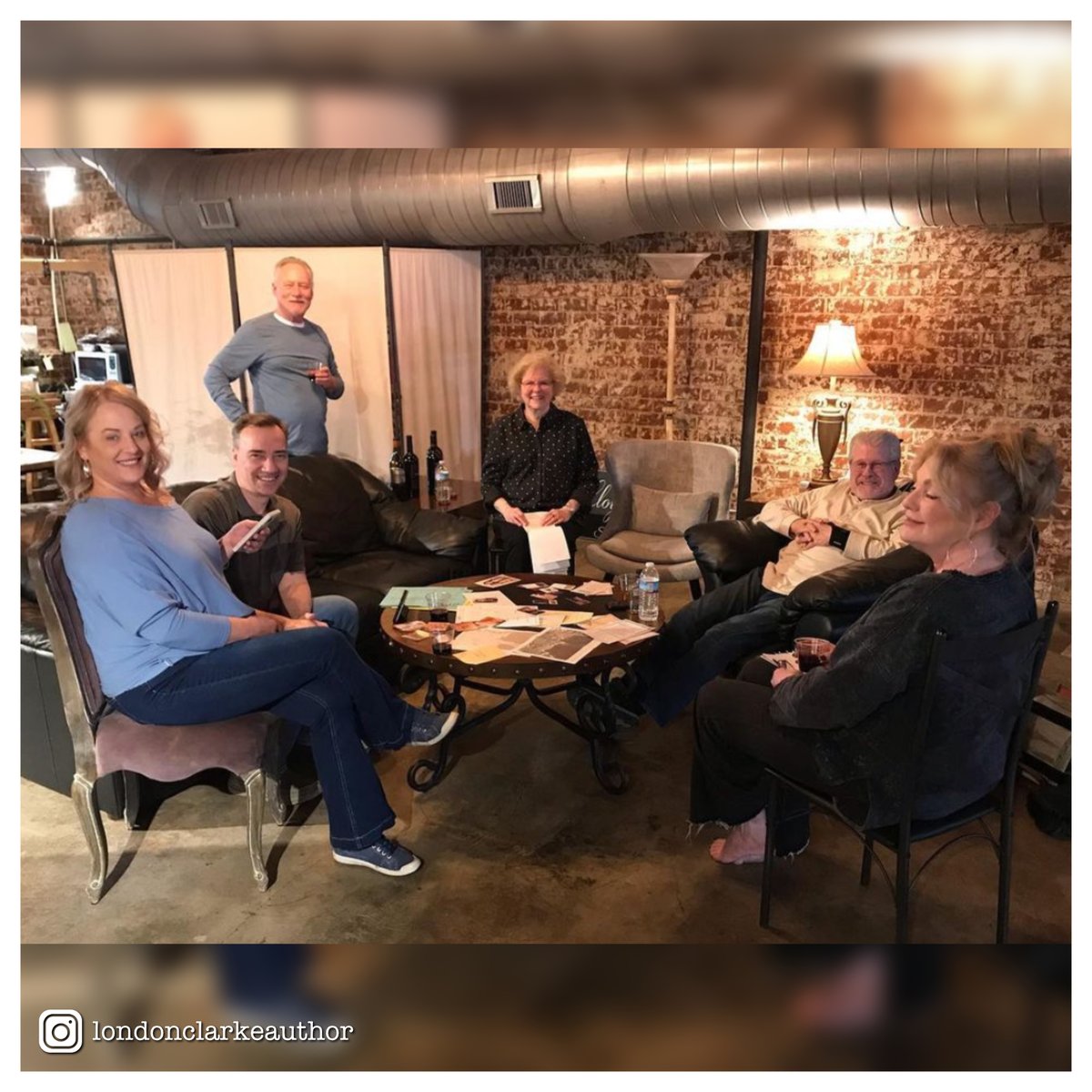 unsolvedcf's tweet image. 🕵️‍♀️ From solo sleuths to full squads, every photo = iconic 🎉 #unsolvedcasefiles