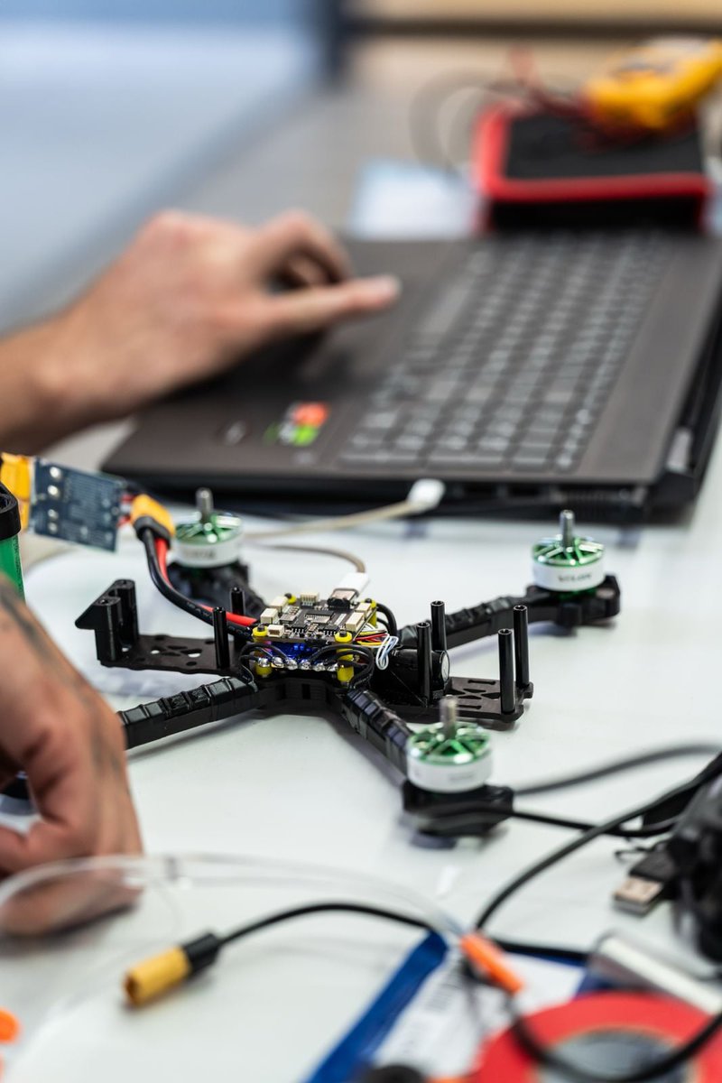 À Varces, visite de <a href="/isasantiago_94/">Isabelle Santiago</a> de la <a href="/AN_Defense/">Commission de la Défense</a>. Présentation des capacités opérationnelles et savoir-faire innovants de la 27e BIM. Illustration des besoins résiduels à couvrir grâce à l’effort de défense : munitions, feux en profondeur, systèmes innovants.