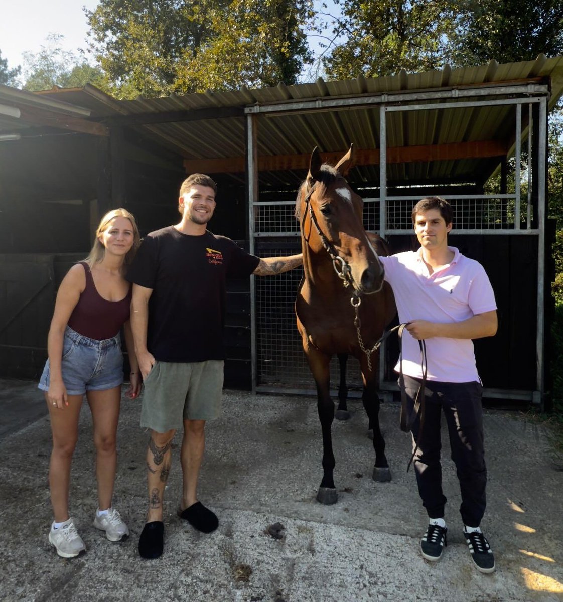 🏉 L'ouvreur international de l'UBB, <a href="/MattJalibert/">Matthieu Jalibert</a>, devient propriétaire d'un cheval de course !

Entouré d'amis, dont le boxeur Samuel Kistohurry et <a href="/AlexiaBeaucourt/">Alexia Beaucourt</a>, il vient d'acquérir une yearling à Osarus.

Entraînée par Mathieu Pelletan à Mont de Marsan.

#UBB #Top14 #Rugby