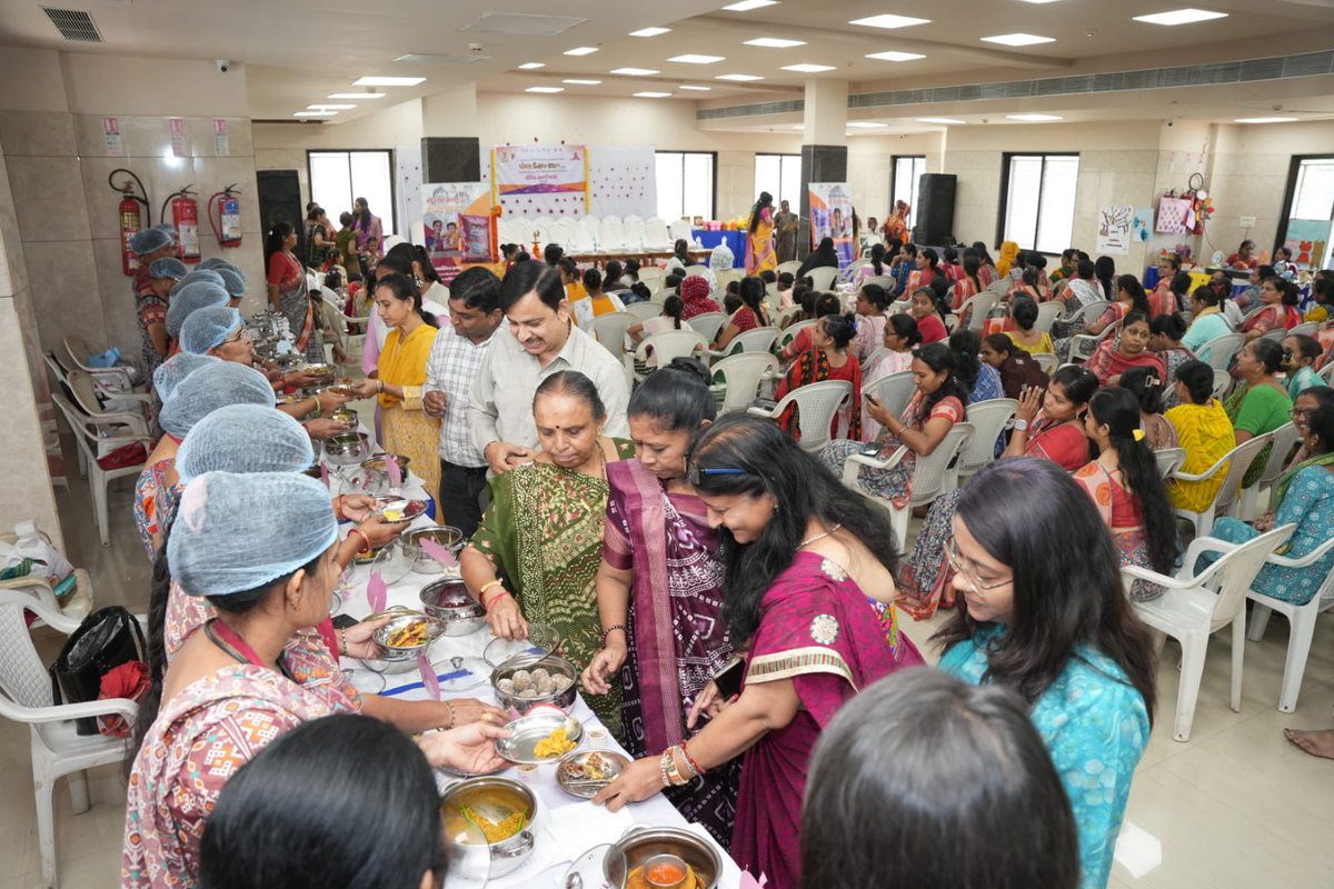 પૂર્વ ઝોન ના  આસી. મ્યુનિ કમિશનર,  મ્યુનિ કાઉન્સિલર ઓ, તથા આંગણવાડી ની બહેનો તથા બાળકોએ  "પોષણ ઉત્સવ" ના કાર્યક્રમ માં હાજર રહેલ