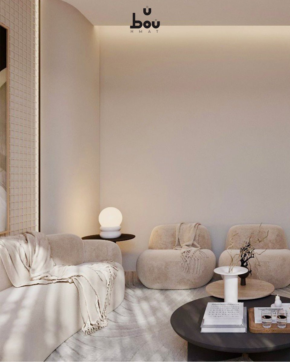 في كل زاوية من هذا التصميم ستجد تناغم بين البساطة والدفء ✨
الألوان الحيادية الهادئة صنعت إحساس بالراحة، مع إضاءة خافتة موزونة تبرز جمال الفراغ وتضيف لمسة دفء للمكان.

القطع المختارة بعناية – من الكنبة المريحة، للكراسي الناعمة، وحتى الطاولة الدائرية – كلها تعكس انسجام بين الشكل